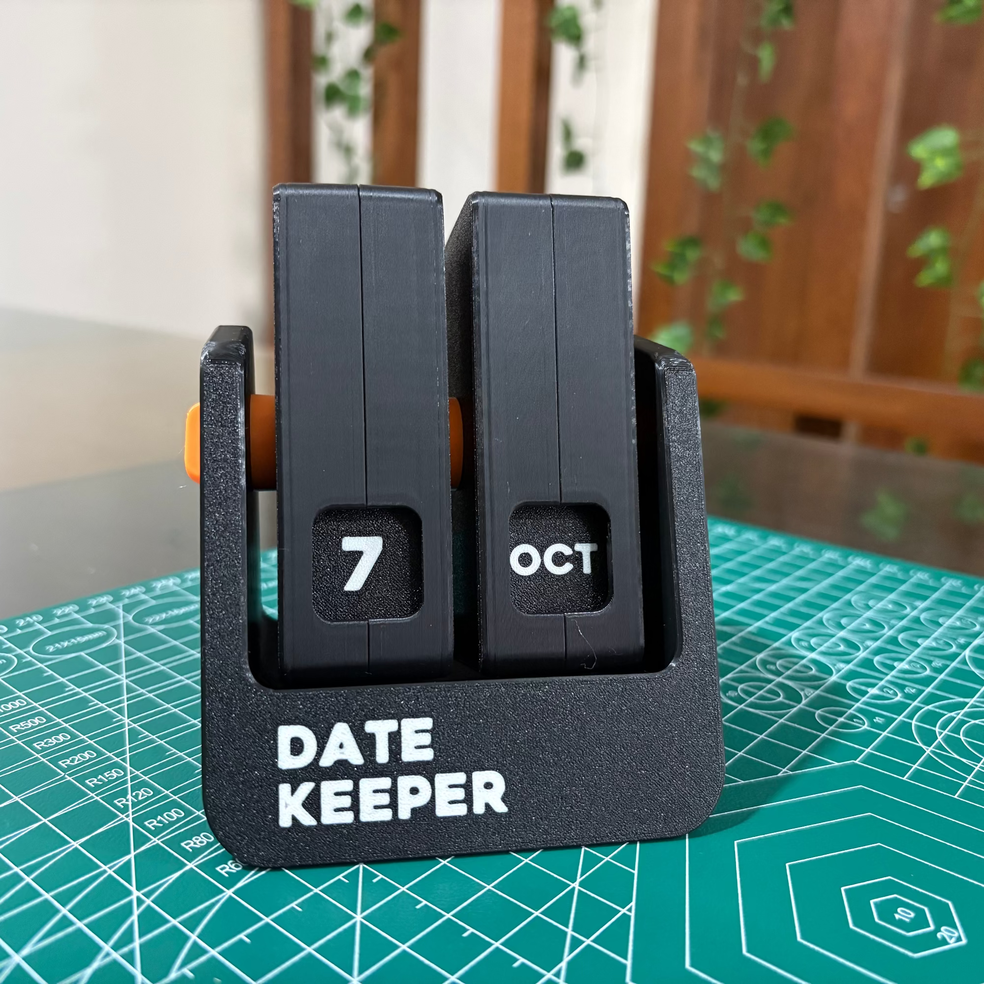 Perpetual Flip Calendar – 3D Printed Desk Calendar That Never Expires